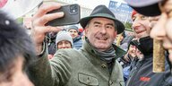 Ein gut gelaunter Hubert Aiwanger macht ein Selfie mit protestierenden Bauern