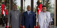 Drei afrikanische Staatsmänner stehen nebeneinander.
