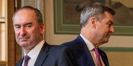 Hubert Aiwanger , Bundesvorsitzender der Freien Wähler, und Markus Söder (CSU), Ministerpräsident von Bayern stehen im barischen Landtag und wenden sich voneinander ab