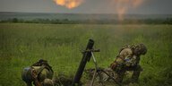 Ukrainische Soldaten feuern auf russische Stellungen an der Frontlinie im Juni 2023