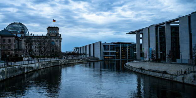 Blick auf den Reichstag an der Spree.