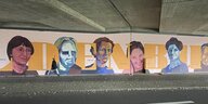 Graffiti-Porträts von fünf Menschen auf einer Wand