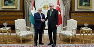 Abbas und Erdogan schütteln einander die Hände
