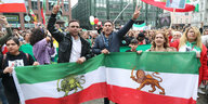 Mehrere Personen demonstrieren mit iranischer Flagge in Hamburg