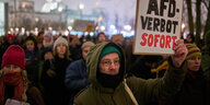 Protest vor dem Bundeskanzleramt in Berlin. Ein Mann hält ein Schild hoch: AFD-Verbot sofort
