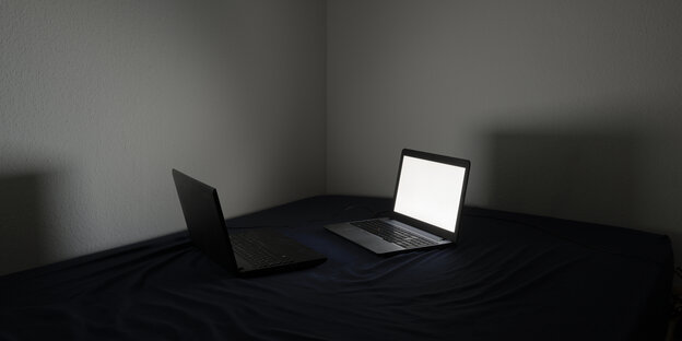Ein Laptop in einem dunklen Zimmer