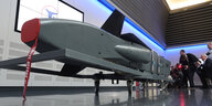 Ein Ausstellungsstück eines Taurus KEPD 350 Marschflugkörpers ist im Showroom des Rüstungsunternehmens MBDA ausgestellt