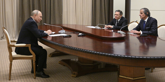 Russlands Präsident Putin und IAEO-Chef Grossi (re.) mit einem weiteren Mann am ovalen Tisch.