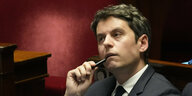 Frankreichs Premierminister Gabriel Attal knabbert an einem Stift