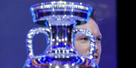 Bundestrainer Julian Nagelsmann durch den Henkel des EM-Pokals fotografoert