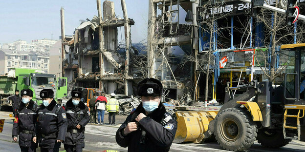 Chinesische Polizisten sperren den Ort des Brandes ab