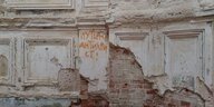 Auf einer Wand steht "Putin Antichrist" auf kyrillisch