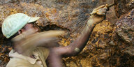 Ein Mann arbeitet in der Mine Zola Zola bei Nzibira in der ostkongolesischen Provinz Süd-Kivu auf der Suche nach Mineralien