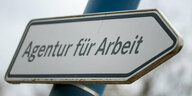 «Agentur für Arbeit» steht auf einem Wegweiser vor der Behörde in Sangerhausen.
