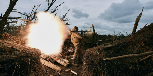 Ein ukrainischer Soldat feuert eine Panzerfaust ab.