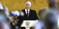 Vladimir Putin an einem Rednerpult