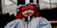 Ami und Aya Suzuki auf einer Nina Ricci Herbst-Winter Modenschau