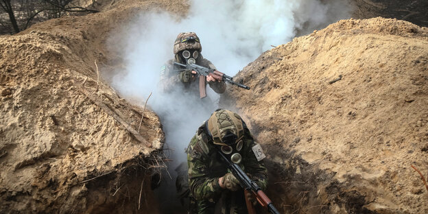 Soldaten trainieren in einem Schützengraben