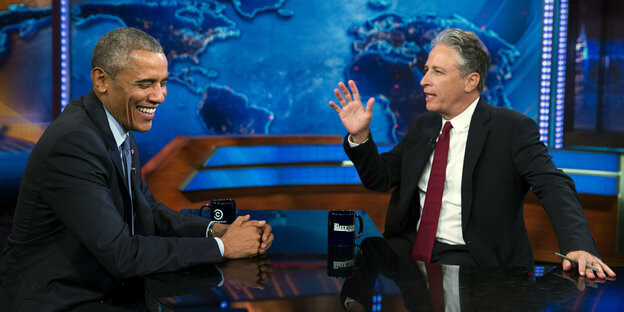 Barack Obama und Jon Stewart in der TV-Show, beide lachen