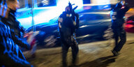 Anti-Terror Einsatz - ein Polizeibeamter mit Maschinenpistole im Anschlag