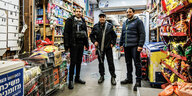 Drei Bewaffnete Männer in einem Geschäft