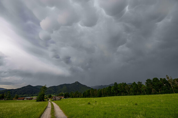 Mammatuswolken über bayerischer Landschaft und grünen Wiesen