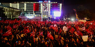 Anhänger von Ekrem Imamoglu mit türkischen Nationalflaggen