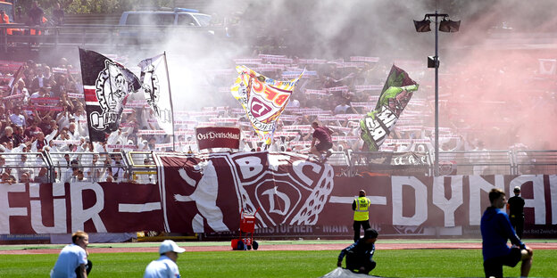 BFC Dynamo Fanblock mit Fahnen und Rauch