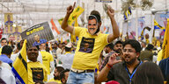 Anhänger der Oppositionspartei AAP mit einer Maske des inhaftierten Parteichefs Arvind Kejriwal bei einer Demo in Delhi am Sonntag