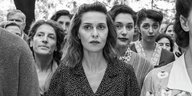 Delia (Paola Cortellesi) steht mit Frauen im Freien in einer Schlange.