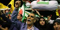 Iranische Demonstranten skandieren Parolen während einer antiisraelischen Demonstration auf dem Palästina-Platz in Teheran - das ganze wirkt aber inszeniert und eher lahm