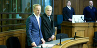 Der angeklagte Arzt Christoph Turowski (l) und sein Anwalt Thomas Baumeyer stehen im Gerichtssaal
