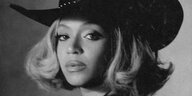 Beyonce mit Hut im Schwarz-Weiß-Bild