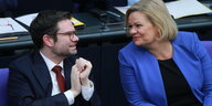 Justizminister Marco Buschmann (FDP) und Innenministerin Nancy Faeser (SPD) sprechen miteinander.