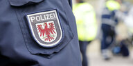 Wappen der Polizei Brandenburg an der Polizeiuniform. Symbolfoto