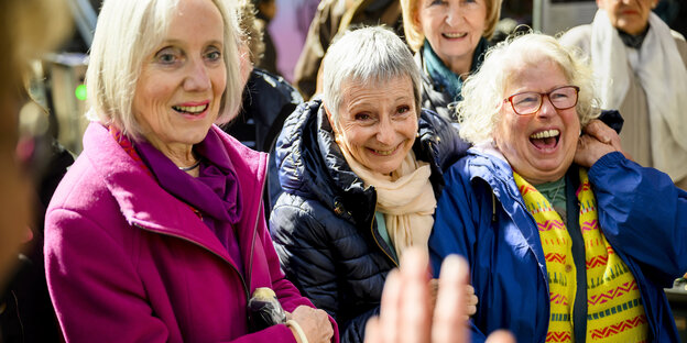 Drei lachende ältere Frauen
