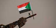 Sudanesische Fahne auf einem Sturmgewehr