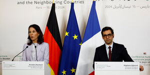Bundesaußenministerin Annalena Baerbock und ihr französischer Amtskollege Stephane Sejourne stehen an zwei weißen Rednerpulten vor den Fahnen von Deutschland, Frankreich und der EU.