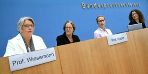Pressekonferenz der Expertinnen-Kommission, vier Frauen sitzen auf dem Podium der Bundespressekonferenz