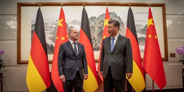 Scholz und Xi Jinping schauen sich beim Fototermin eher kritisch in die Augen