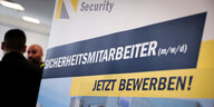 Ein Werbebanner eines Sicherheitsunternehmens ist bei der Jobbörse der Sicherheitsbranche in der Agentur für Arbeit Hamburg zu sehen