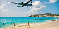 Ein Flugzeug über dem Strand der Karibikinsel St. Maarten