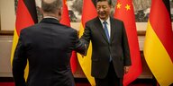 Olaf Scholz und Xi Jinping geben sich die Hand