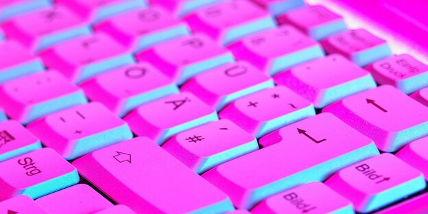 Farbige Tastatur eines Computers.