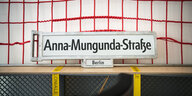 Ein selbstgemachtes Straßenschild mit der Aufschrift Anna-Mungunda-Straße im Büro der Dekoloniale in Berlin
