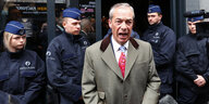 Politiker Nigel Farage vor Polizist:innen.