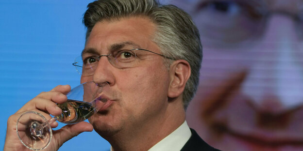 Ministerpräsident Andrej Plenković trinkt aus einem Sektglas