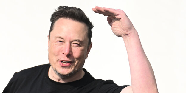 Elon Musk gestikuliert.