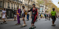 Menschen skaten auf der Straße in Paris