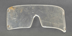 Eine Plexiglas-Schutzbrille vor grauem Hintergrund